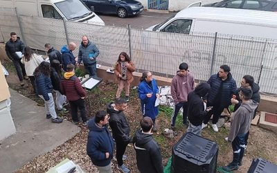 Estudiantes del CIFEA de Jumilla descubren la vida oculta de sus composteras